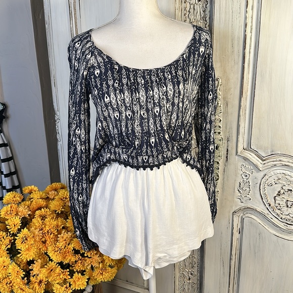Curated 2Piece Bundle Navy and Cream Patterned Long Sleeve Blouse /White Shorts - Picture 1 of 7